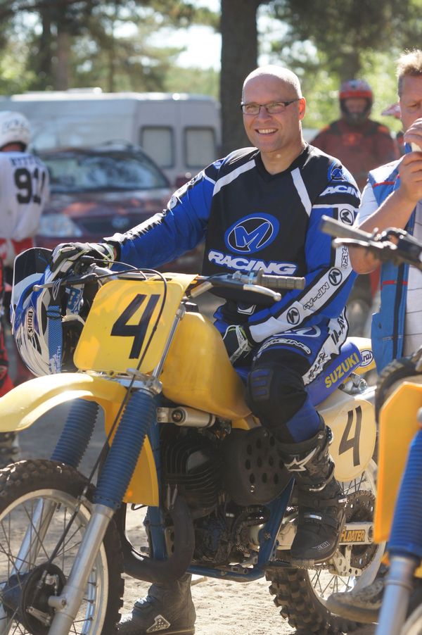 Kurt Ljungqvist vanhan Suzukinsa kanssa